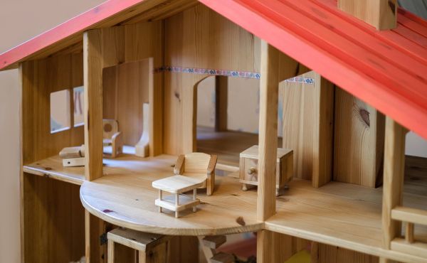 Doll House Assembly in Kingman